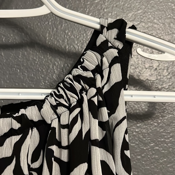 Black and white rose patterned sheath dress. - Picture 5 of 6